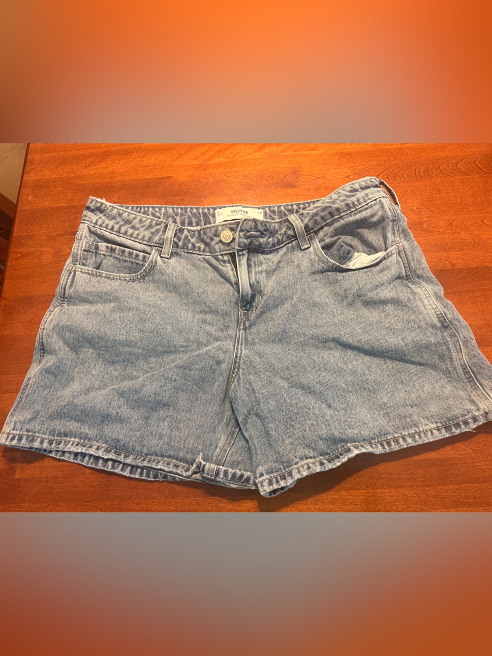 Hollister low rise baggy 5 inch Light Wash Denim Women’s Shorts 14/32
